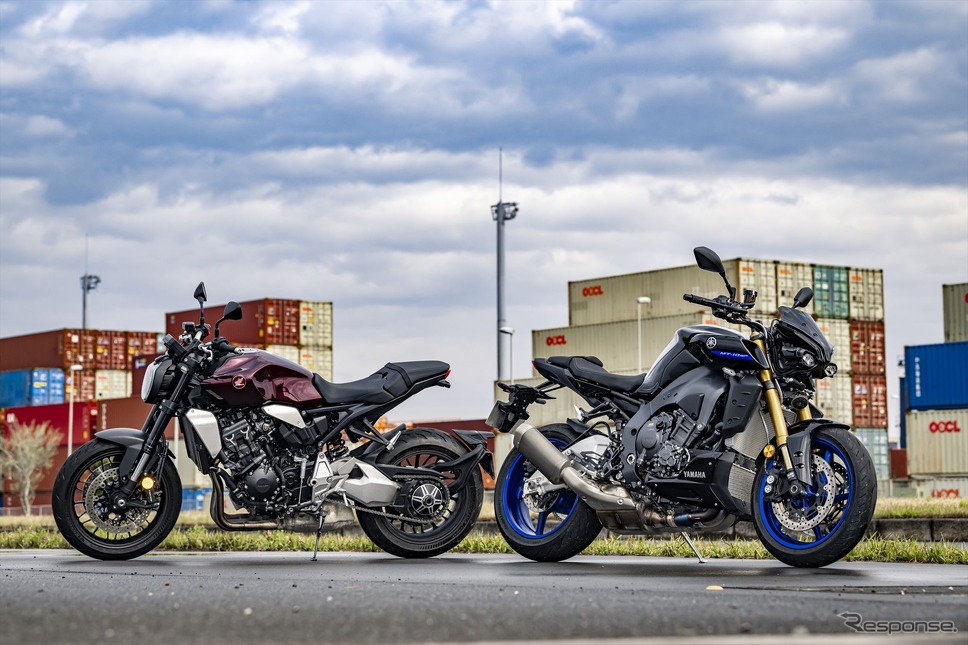 MTの頂点にいるヤマハMT-10 SP(右)とスポーツCBの頂点にいるホンダCB1000R(左)《写真撮影 真弓悟史》