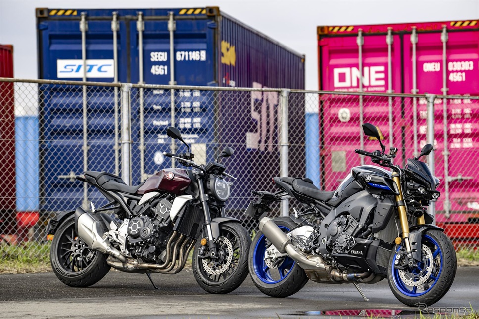 良い意味でコンサバなホンダ CB1000R(左)とアグレッシブなヤマハ MT-10 SP(右)《写真撮影 真弓悟史》