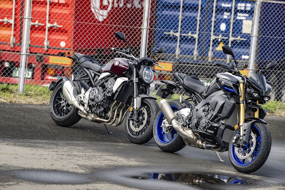 ホンダ CB1000R(左)とヤマハ MT-10 SP(右)《写真撮影 真弓悟史》