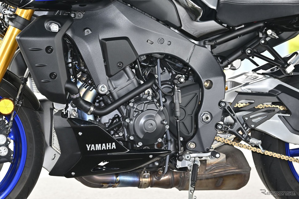 ヤマハ MT-10 SP。エンジンはMotoGPマシンの技術がフィードバックされた、クロスプレーンクランクを採用した並列4気筒。YZF-R1よりもクランクの慣性を増やして一般道で扱いやすい特性としている。11,500rpmで166psを発揮する《写真撮影 真弓悟史》
