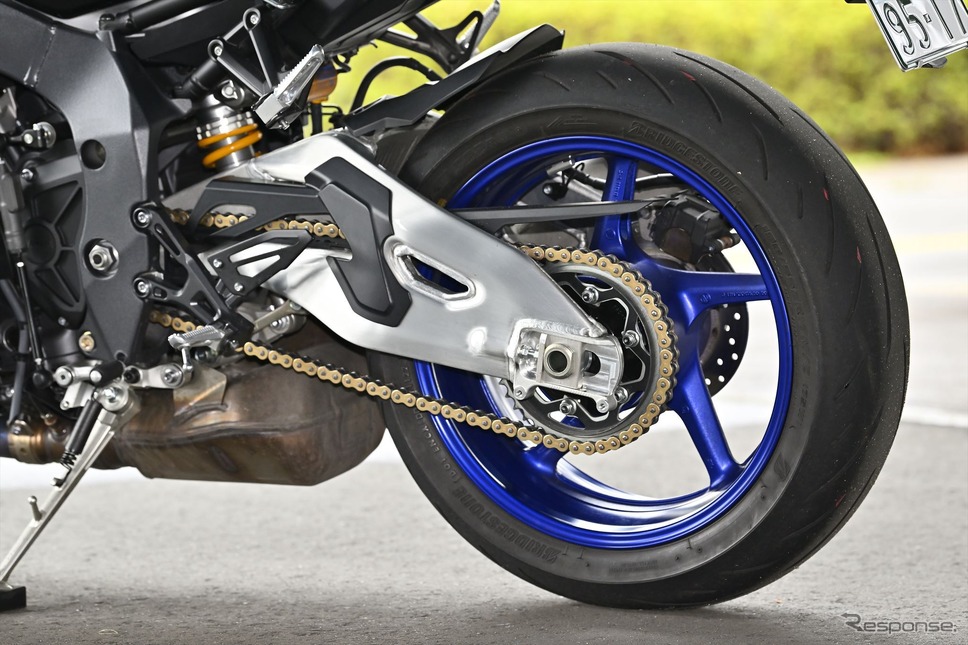 ヤマハ MT-10 SP。YZF-R1と同様のコストのかかったアルミ製スイングアーム。真上から見ると驚くほど薄く、軽さと剛性を最適化《写真撮影 真弓悟史》