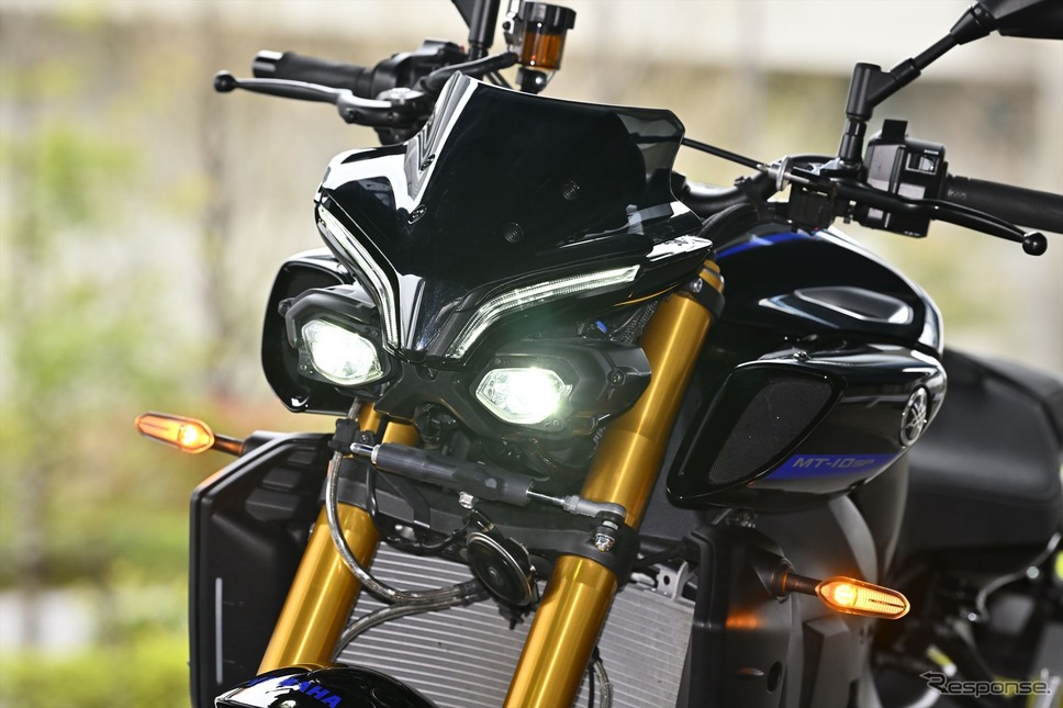 ヤマハ MT-10 SP。特徴的なフロントマスク。フロントフォークマウントでなくフレームマウントのため、ハンドリングの軽さにも貢献《写真撮影 真弓悟史》