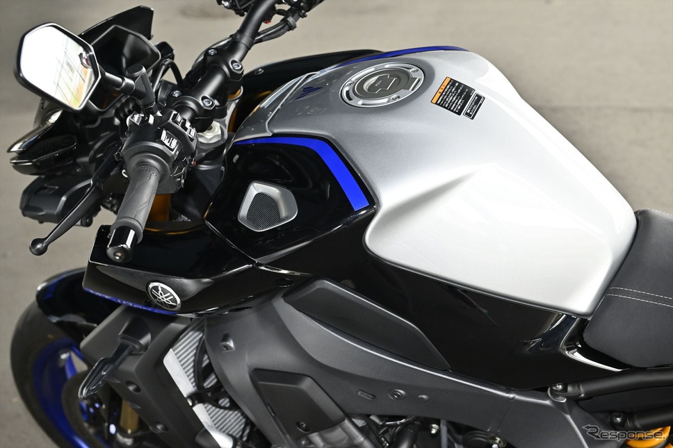ヤマハ MT-10 SP。タンク容量は17リットル。YZF-R1より30mm低いシートとのマッチングも良くホールドしやすい《写真撮影 真弓悟史》
