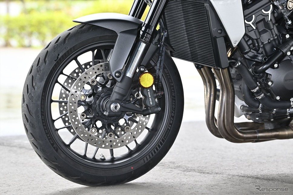ホンダ CB1000R。キャリパーはトキコ製をラジアルマウント。スポークが多めのキャストホイール。これがどこかノスタルジックな雰囲気を演出《写真撮影 真弓悟史》