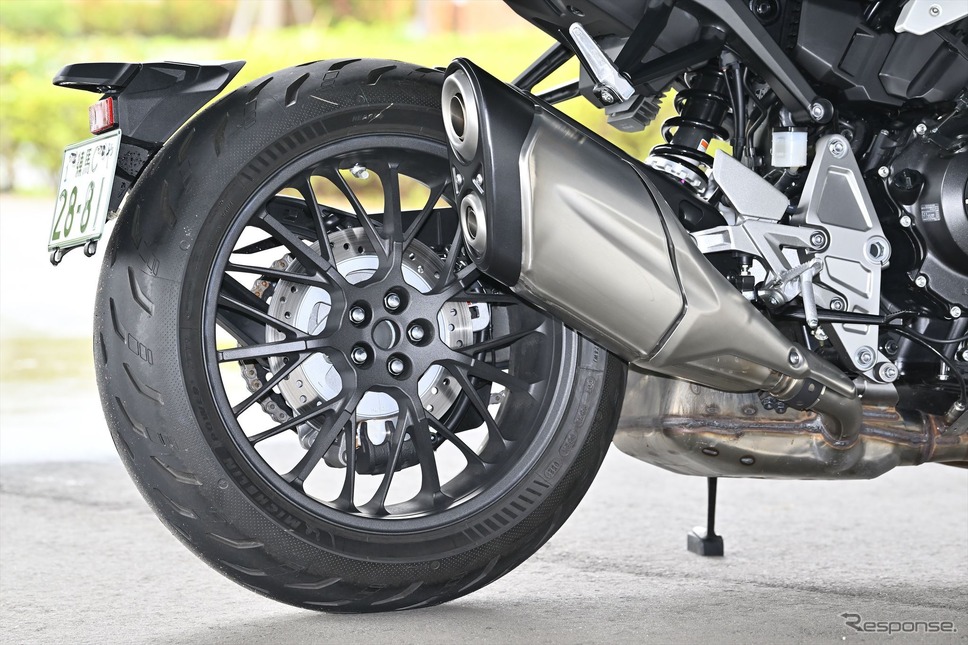 ホンダ CB1000R。片持ちスイングアームが往年のホンダらしさを感じさせる《写真撮影 真弓悟史》