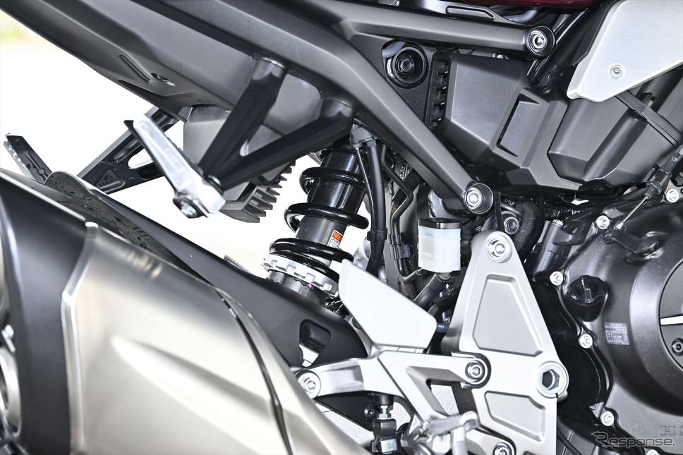 ホンダ CB1000R。リヤサスはリンクを持たないカンチレバー式。伸び側減衰力とプリロードを調整可能《写真撮影 真弓悟史》