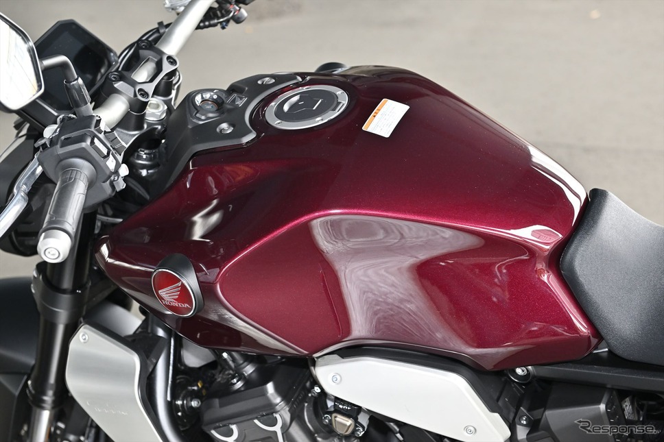 ホンダ CB1000R。複雑な造形のスチール製タンク。溶接箇所が見えないシームレスな仕上げで、これもホンダの技術力の高さ。容量は16リットル《写真撮影 真弓悟史》