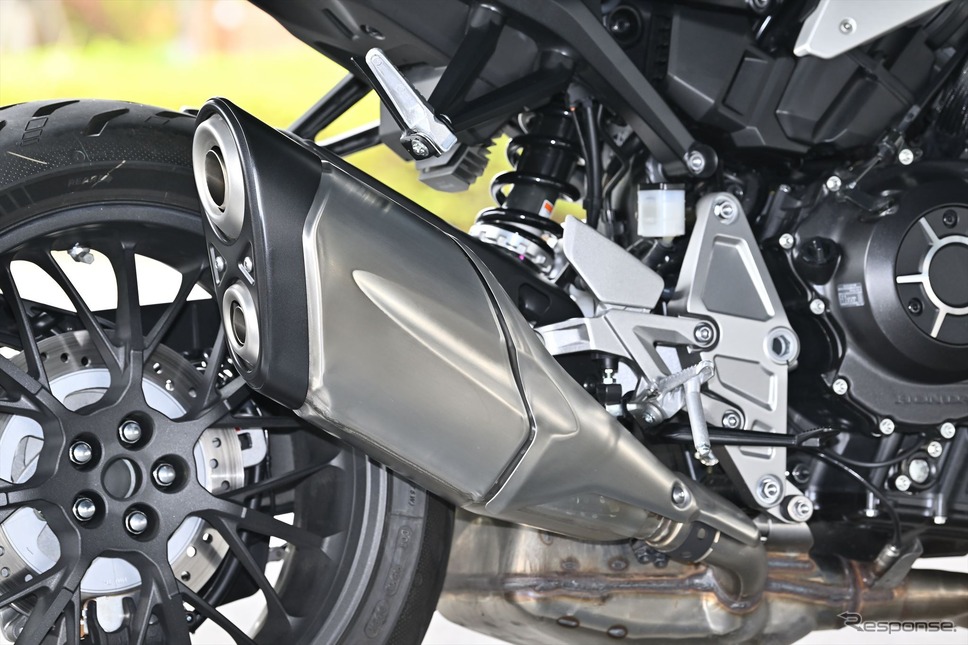 ホンダ CB1000R。マフラーは1本のサイレンサーに2箇所出口のある独特のデザインを採用《写真撮影 真弓悟史》