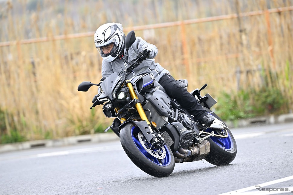 ヤマハ MT-10 SP。ウエット路面ではスライドコントロールを巧み介入させてくる《写真撮影 真弓悟史》