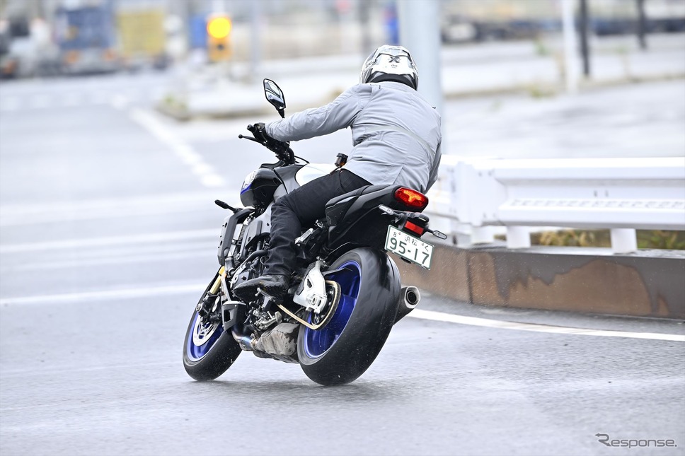 ヤマハ MT-10 SP。ウエット路面ではスライドコントロールを巧み介入させてくる《写真撮影 真弓悟史》