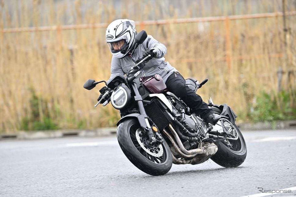 ホンダ CB1000R。身長165cmでもフィットするポジション。CB1300シリーズの巨体を征服する走りとは対極にあるCBだ《写真撮影 真弓悟史》