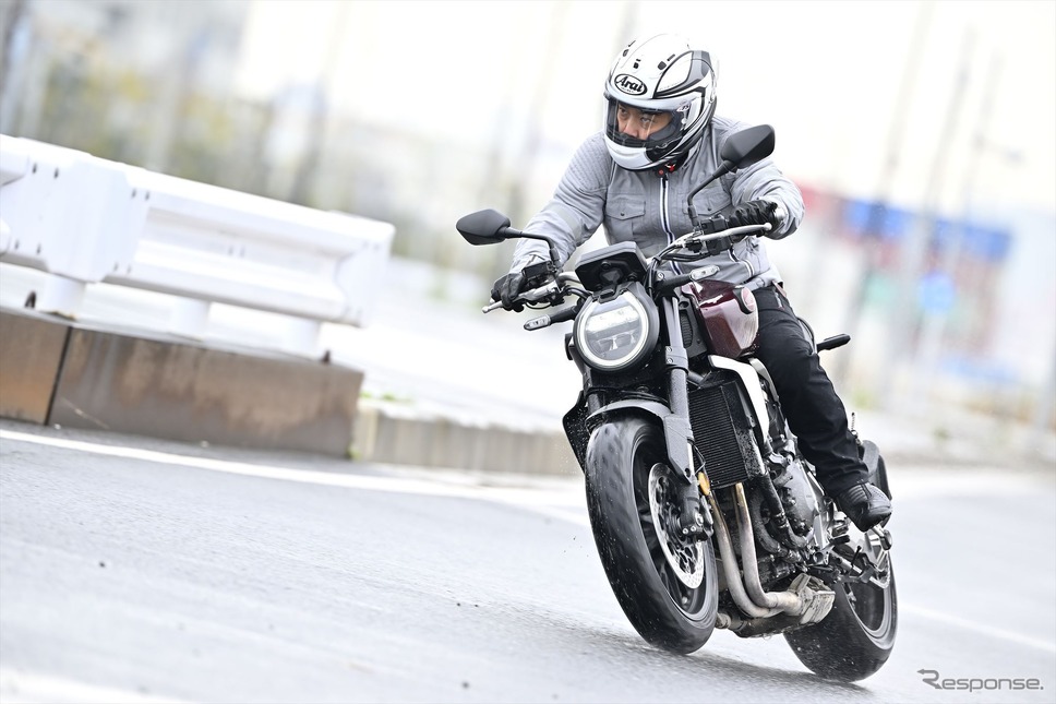ホンダ CB1000R。身長165cmでもフィットするポジション。CB1300シリーズの巨体を征服する走りとは対極にあるCBだ《写真撮影 真弓悟史》