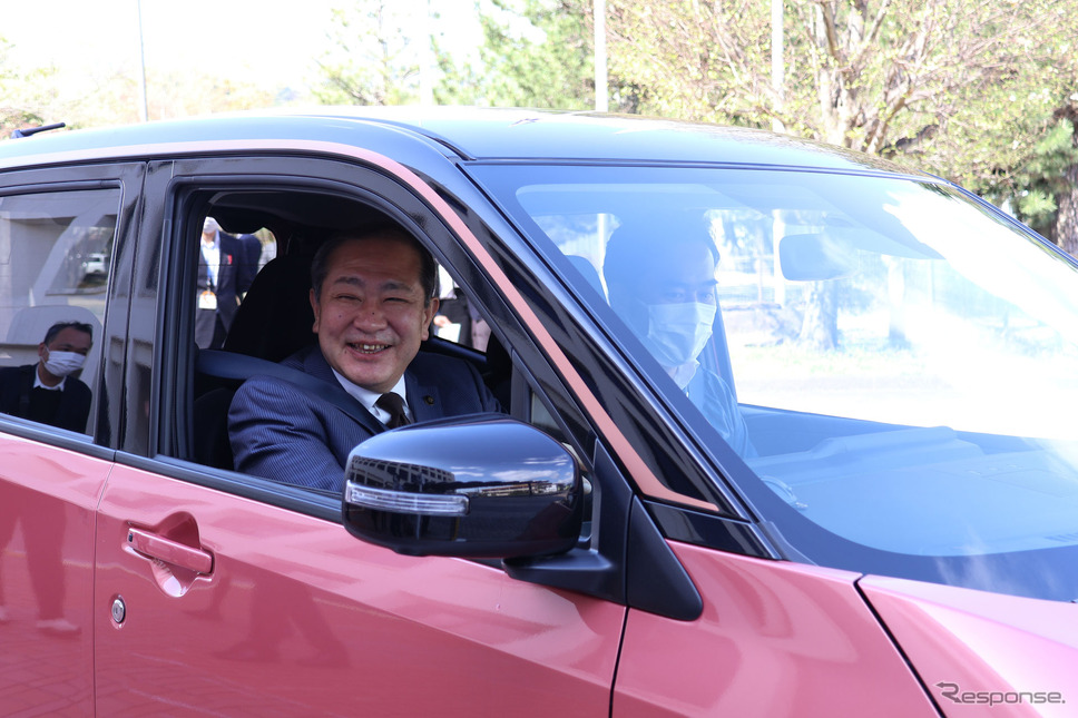 小田原市の守屋市長が日産サクラに試乗《写真提供 REXEV》