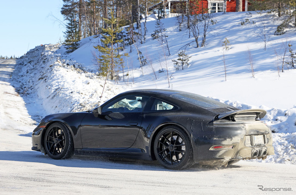 ポルシェ 911 GTS 改良新型プロトタイプ(スクープ写真)《APOLLO NEWS SERVICE》