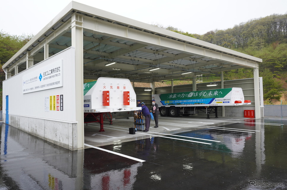 水素トレーラーと水素受入施設《写真撮影 山田清志》