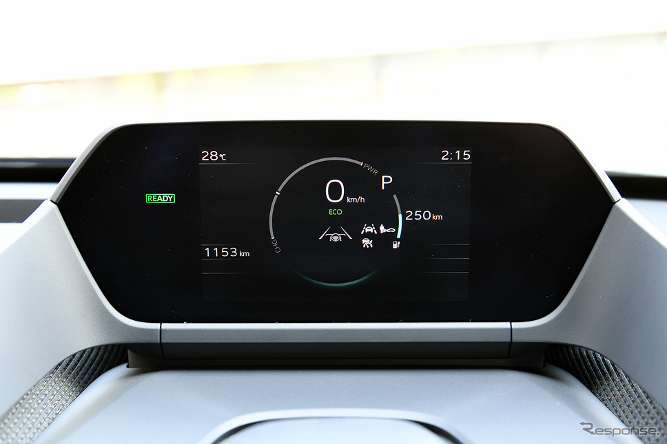 トヨタ bZ4Xのメーター。従来は電池残量のパーセント(%)表示がなかった。《写真撮影 中野英幸》