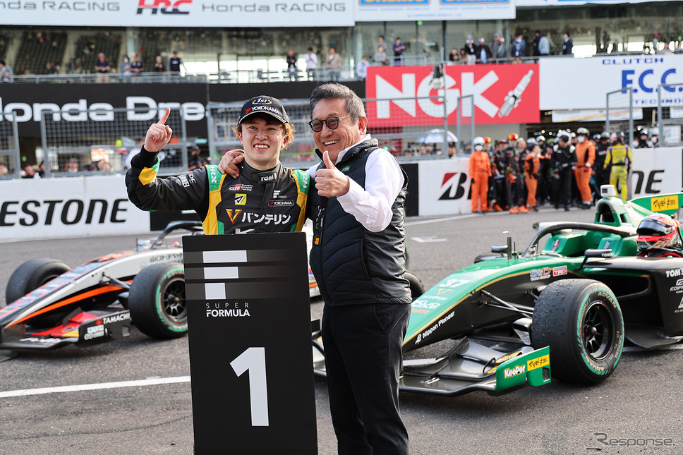 優勝した宮田莉朋(左)と総監督の舘信秀(右)《撮影 竹内英士》