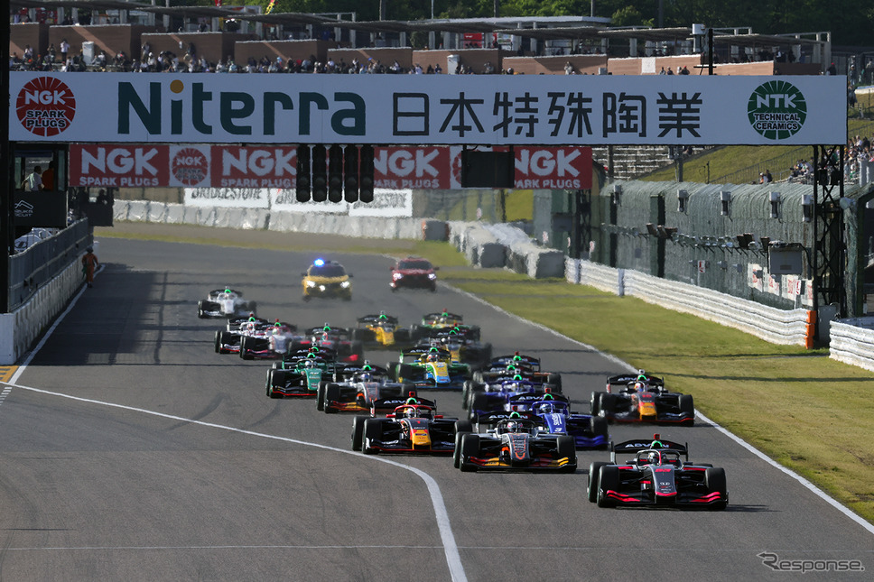 決勝レーススタートシーン《撮影 竹内英士》
