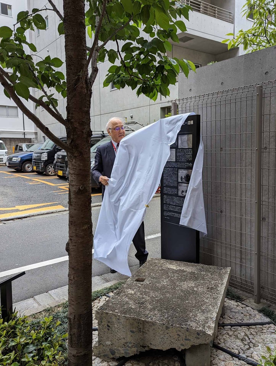 除幕をする藤本隆宏氏《写真撮影 中村孝仁》
