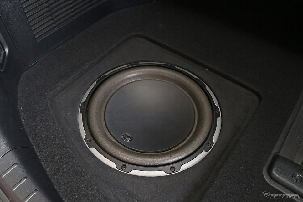 サブウーファーに選んだのはJLオーディオのW6。サイズは10インチ(25cm)口径で鳴りっぷりに良さも抜群。
