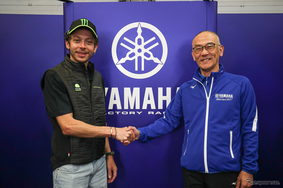バレンティーノ・ロッシ選手(左)とヤマハ発動機の日高祥博社長(右)《写真提供:ヤマハ発動機》