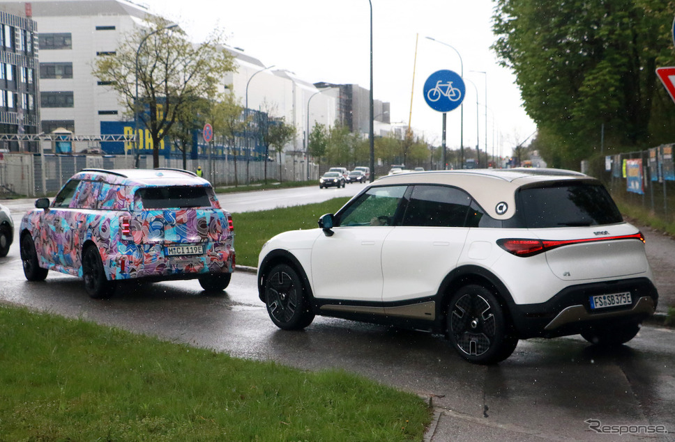 「スマート#1」（右）を引き連れてテストをおこなうMINI クロスオーバーEV 次期型プロトタイプ（左）《APOLLO NEWS SERVICE》