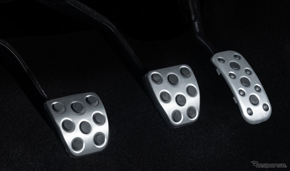 トヨタ・タコマ 新型の6速MTのペダル《photo by Toyota》
