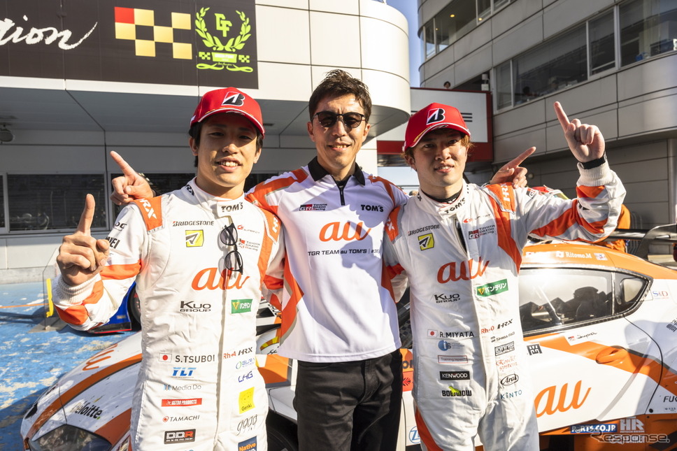 優勝した#36 au TOM'S GR Supraの(左から)坪井翔、伊藤大輔監督、宮田莉朋《撮影 益田和久》