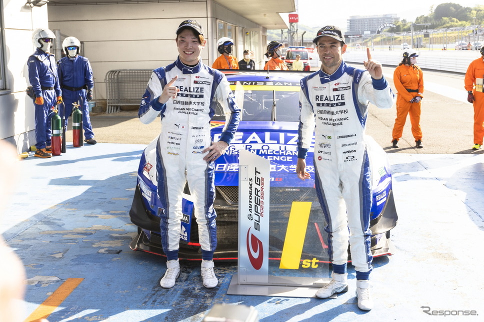 GT300クラス優勝の#56 リアライズ日産メカニックチャレンジGT-R、名取鉄平(左)とJP・デ・オリベイラ(右)《撮影 益田和久》
