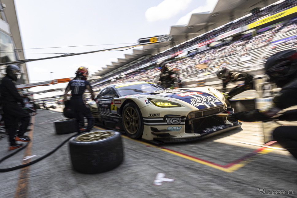 GT300クラス2位、#2 muta Racing GR86 GT(堤優威/平良響/加藤寛規)のピットストップシーン《撮影 益田和久》