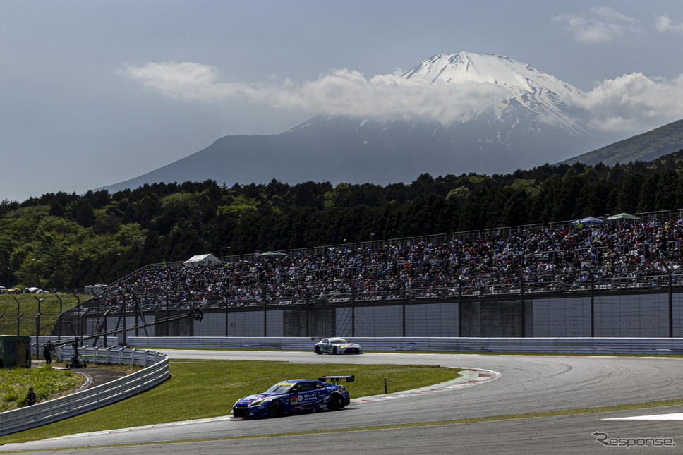 富士山をバックに走るSUPER GTマシン《撮影 益田和久》