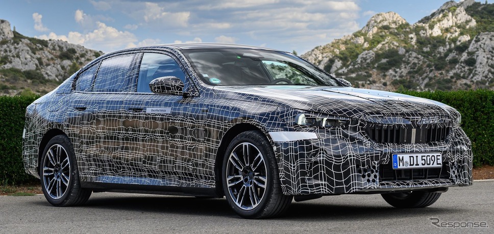 次期BMW 5シリーズ・セダン のEV版『i5』のプロトタイプ《photo by BMW》