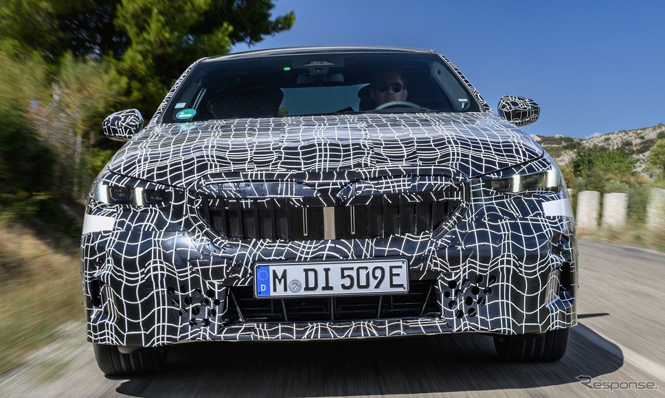 次期BMW 5シリーズ・セダン のEV版『i5』のプロトタイプ《photo by BMW》