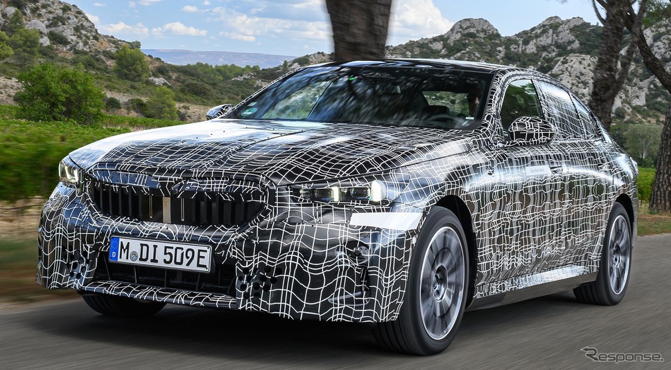 次期BMW 5シリーズ・セダン のEV版『i5』のプロトタイプ《photo by BMW》
