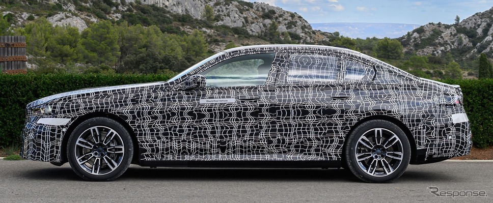 次期BMW 5シリーズ・セダン のEV版『i5』のプロトタイプ《photo by BMW》