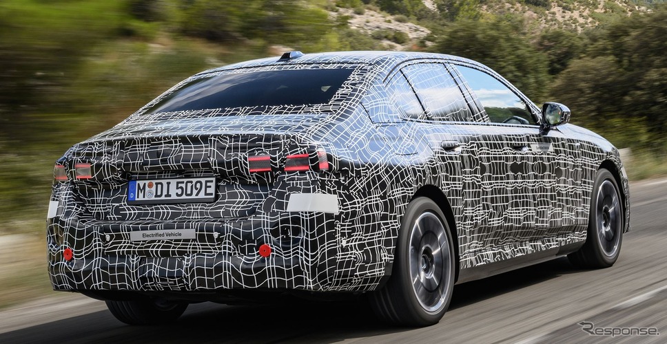 次期BMW 5シリーズ・セダン のEV版『i5』のプロトタイプ《photo by BMW》