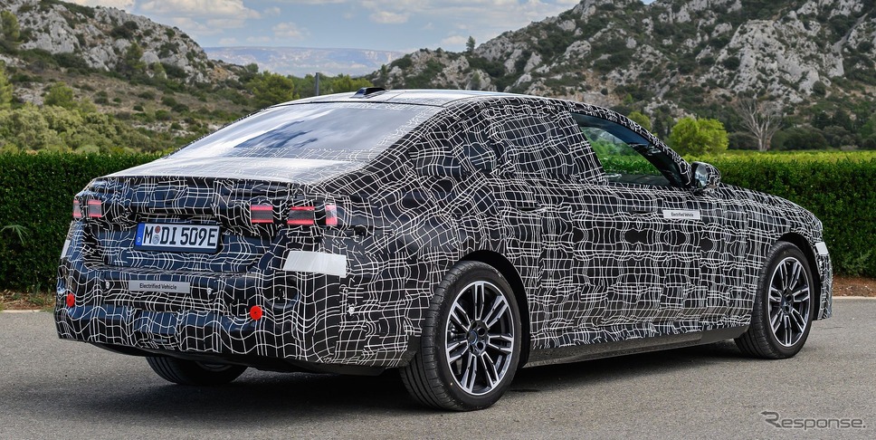 次期BMW 5シリーズ・セダン のEV版『i5』のプロトタイプ《photo by BMW》