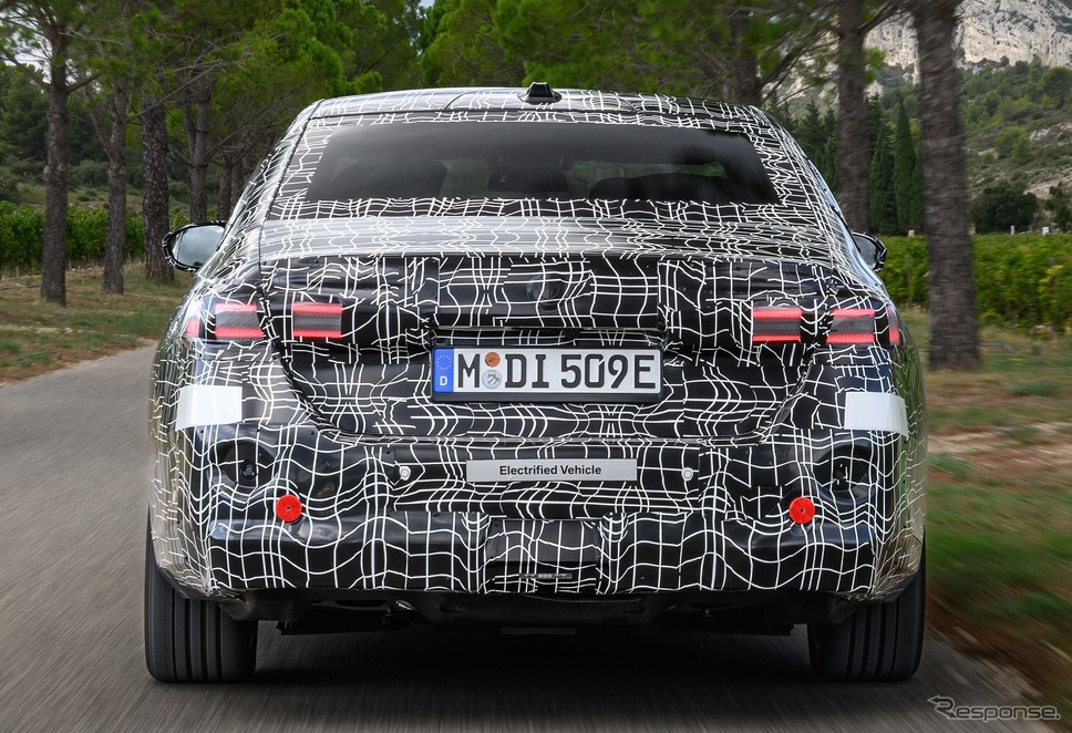 次期BMW 5シリーズ・セダン のEV版『i5』のプロトタイプ《photo by BMW》