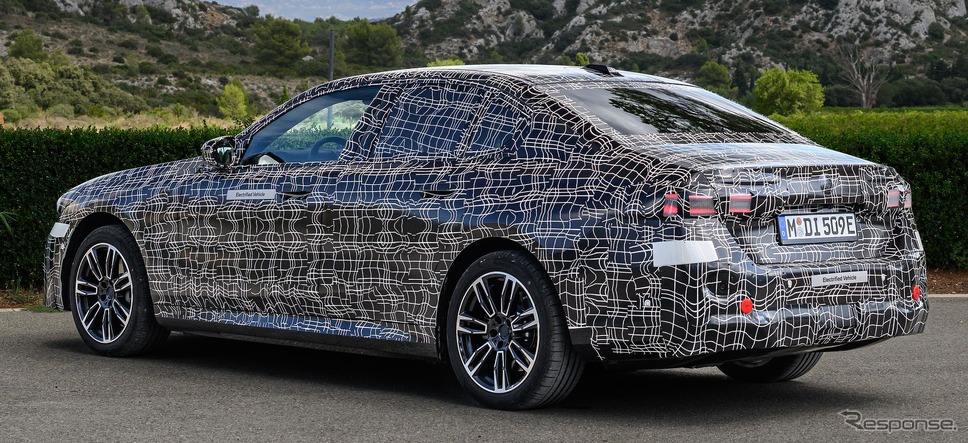 次期BMW 5シリーズ・セダン のEV版『i5』のプロトタイプ《photo by BMW》