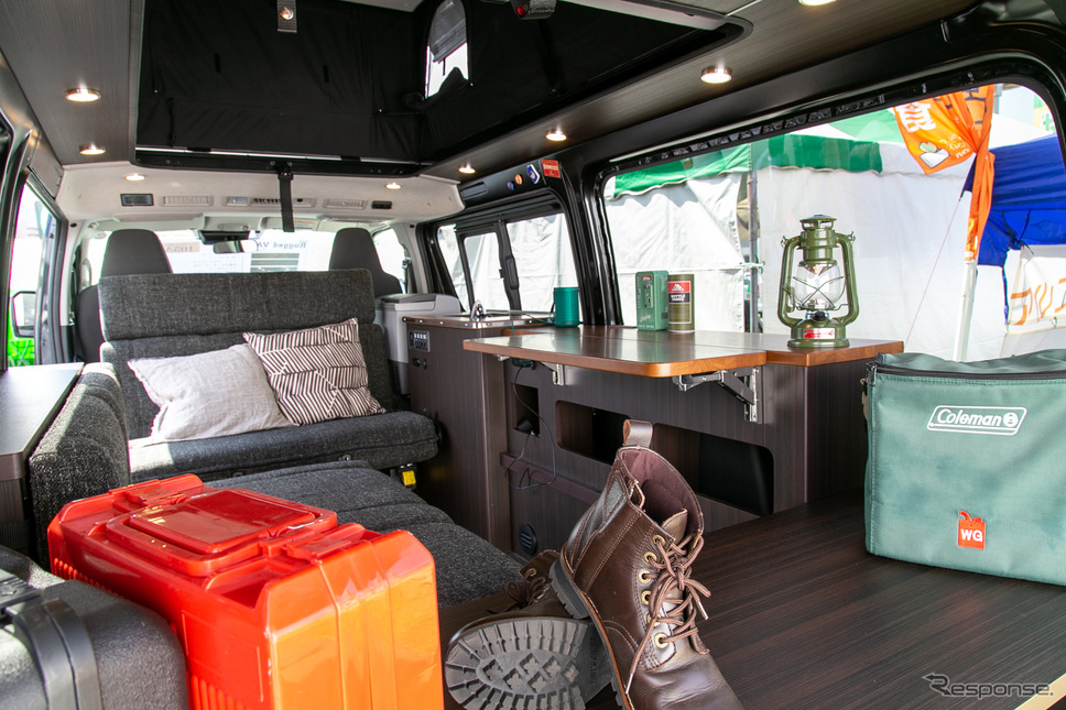 リーズナブルな「ハイエース」バンコン「Rugged VAN（ラギッドバン）」に若者たちが注目……神奈川キャンピングカーフェア
