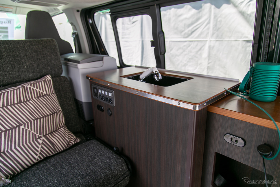 リーズナブルな「ハイエース」バンコン「Rugged VAN（ラギッドバン）」に若者たちが注目……神奈川キャンピングカーフェア
