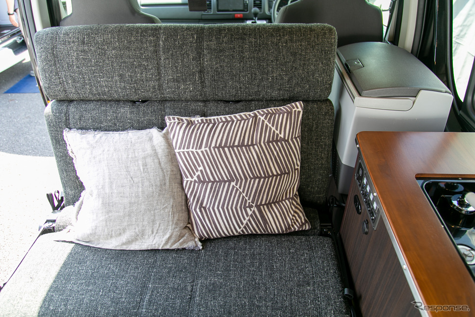 リーズナブルな「ハイエース」バンコン「Rugged VAN（ラギッドバン）」に若者たちが注目……神奈川キャンピングカーフェア