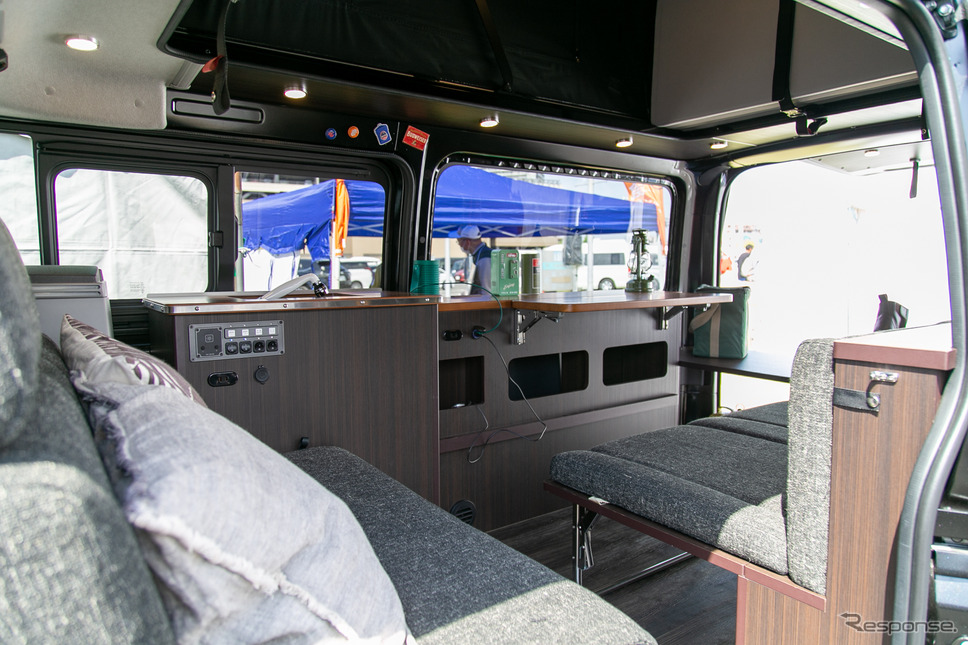 リーズナブルな「ハイエース」バンコン「Rugged VAN（ラギッドバン）」に若者たちが注目……神奈川キャンピングカーフェア