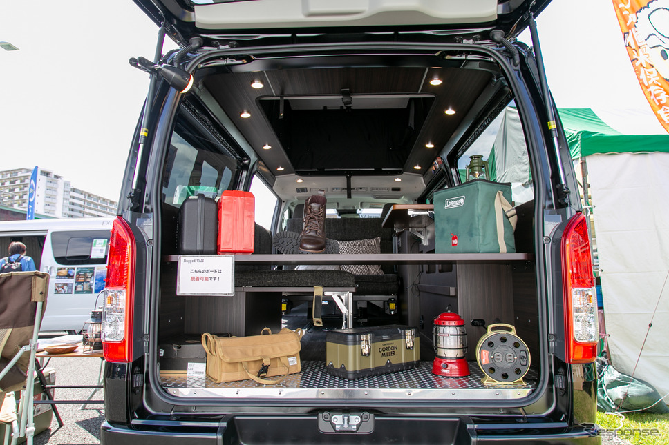 リーズナブルな「ハイエース」バンコン「Rugged VAN（ラギッドバン）」に若者たちが注目……神奈川キャンピングカーフェア