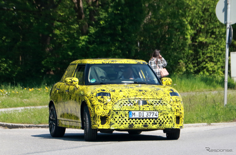 MINI クーパー5ドア 次期型プロトタイプ(スクープ写真)《APOLLO NEWS SERVICE》