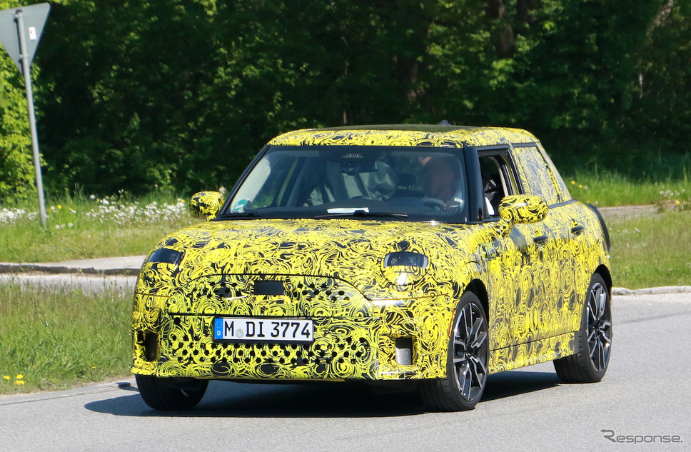 MINI クーパー5ドア 次期型プロトタイプ(スクープ写真)《APOLLO NEWS SERVICE》