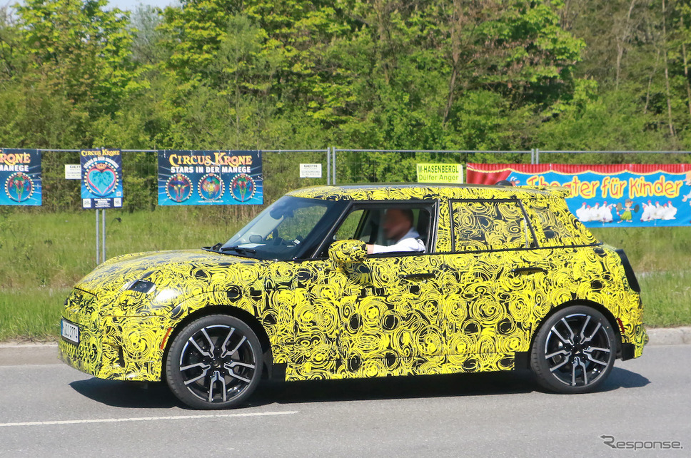 MINI クーパー5ドア 次期型プロトタイプ(スクープ写真)《APOLLO NEWS SERVICE》