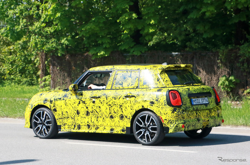 MINI クーパー5ドア 次期型プロトタイプ(スクープ写真)《APOLLO NEWS SERVICE》