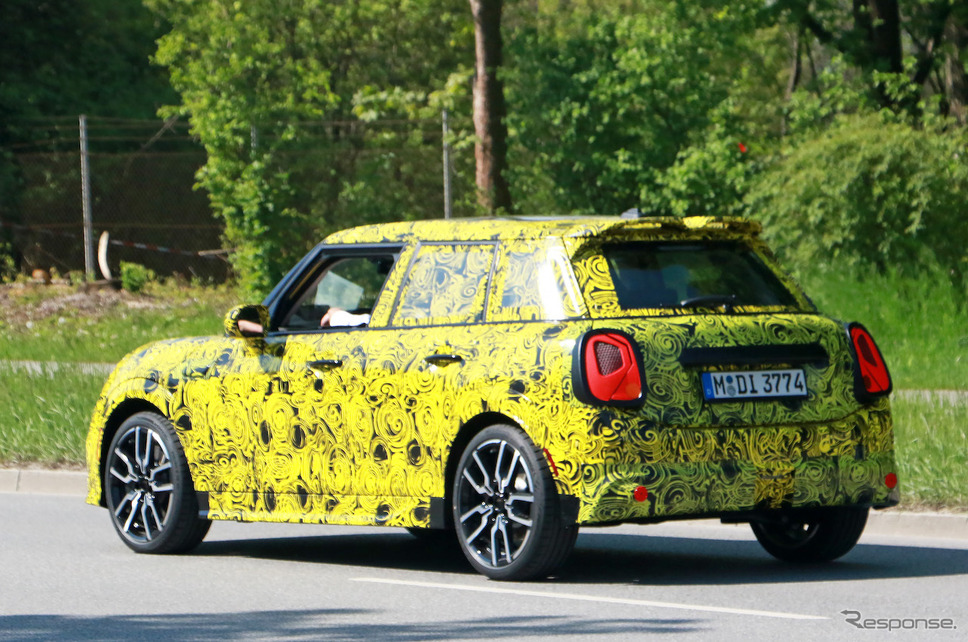 MINI クーパー5ドア 次期型プロトタイプ(スクープ写真)《APOLLO NEWS SERVICE》