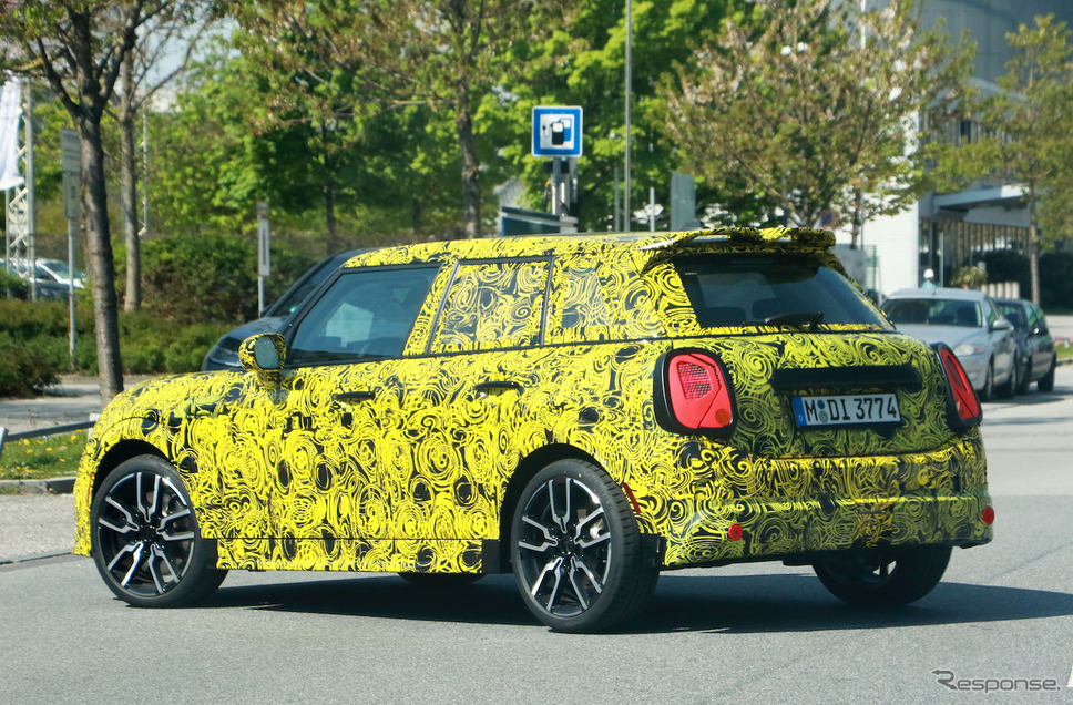 MINI クーパー5ドア 次期型プロトタイプ(スクープ写真)《APOLLO NEWS SERVICE》